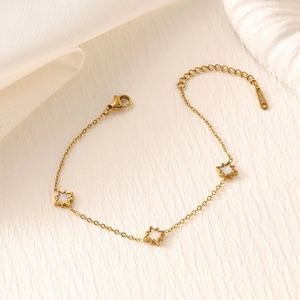 Elegantes 18K vergoldetes Edelstahlarmband mit weißen Sternanhängern und Karabinerverschluss