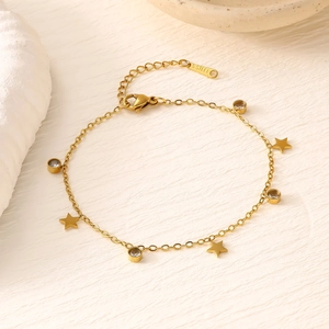 Detail von 18K vergoldeten Sternen- und Zirkonia-Anhängern an einer Edelstahlkette