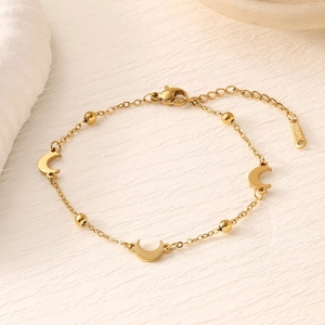 Detail der goldenen Mondanhänger und des Edelstahlverschlusses am minimalistischen Armband