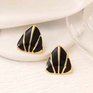 Minimalistische Dreieck-Ohrstecker aus 18K Gold mit schwarzem Emaille-Inlay auf weißem Podium
