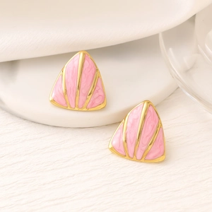 Dreieckige Ohrstecker mit 18K Goldbeschichtung und rosa Marmor-Emaille-Inlay