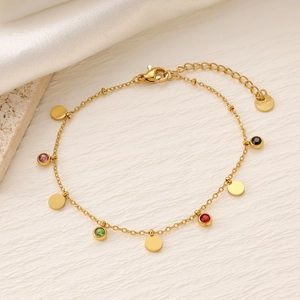 Dettaglio di bracciale in acciaio inossidabile placcato oro 18K con zirconi colorati