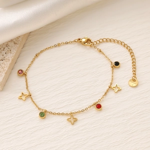 Dettaglio del bracciale in acciaio inossidabile placcato oro 18K con zirconi colorati e stelle