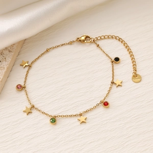 Dettaglio del bracciale in acciaio inossidabile 18K con ciondoli in zircone colorato