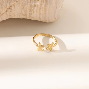 Detaillierte Draufsicht eines goldenen floralen Rings mit Natursteindekor