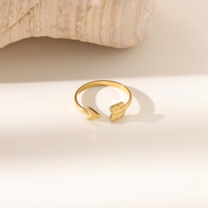Detailaufnahme des goldfarbenen Pfeilrings mit Amorpfeil-Design und verstellbarer Passform