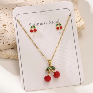 Parure de bijoux chic en acier inoxydable doré 18 carats avec collier et boucles cerises