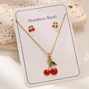 Parure chic en acier inoxydable doré 18 carats avec collier et boucles cerise