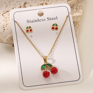 Détail d'une parure de bijoux cerise plaquée or 18 carats avec collier et boucles d'oreilles