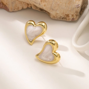 Eleganti orecchini a cuore dorati vintage con trama in marmo bianco su base di pietra