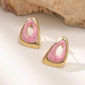 Geometrische driehoekige oorbellen van 304 roestvrij staal met roze marmeren emaille