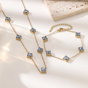 Dettaglio del set di gioielli in acciaio placcato oro 18K con cristalli di zircone azzurro