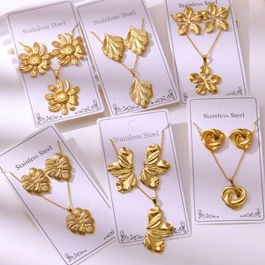 Vintage 18K Gold Plated Stainless Steel Jewelry Set For Women Floral Heart Starfish Pendant Necklace And Earrings Jewelry Set