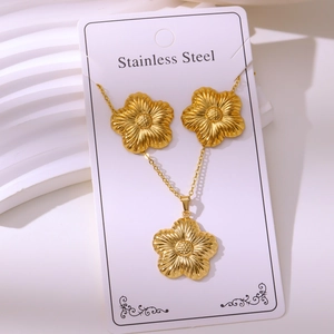 Vintage golden flower necklace and earrings set made of durable stainless steel