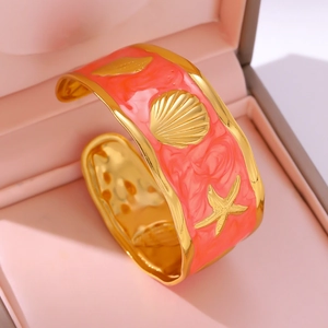 C-vormige gouden armband met zeester, schelp en koraalroze emaille inlegwerk