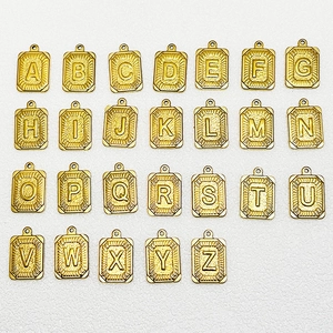 Collares con colgante de letras cuadradas de acero inoxidable chapado en oro de 18k y cadena