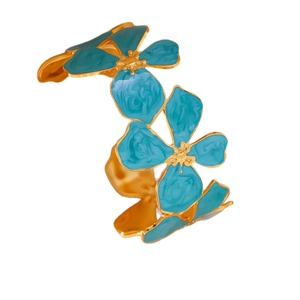 Gouden C-vormige open armband met blauwe klaverbloemen van emaille in vintage stijl