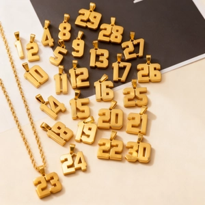 Hip Hop 304 Acciaio Inossidabile Ciondolo Numero Fortunato Solo (Senza Catena) Placcato Oro 18K Unisex DIY Gioielli Numero 0-100 Stile Sportivo