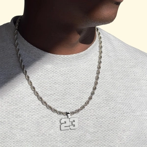 Collana hip hop con catena a corda e pendente numero 23 indossata da un modello uomo