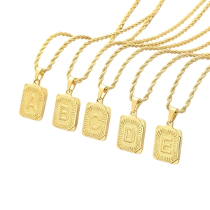 Collar colgante rectangular con letras de acero inoxidable chapado en oro de 18 quilates