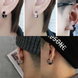 Detailansicht von Edelstahl-Ohrringen im Set mit Punk-Spikes und Vintage-Mustern