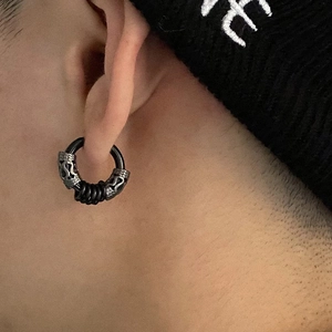 Detailansicht der schwarzen Punk-Creole aus Edelstahl mit geprägtem Drachenmuster