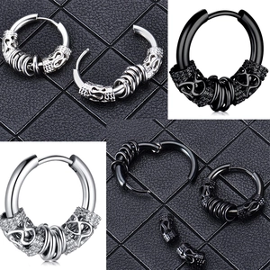 Detail von Edelstahl-Creolen im Punk-Stil mit geprägten Ringen und Vintage-Texturen
