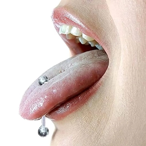 Gros plan d'un piercing de langue de type haltère en acier inoxydable argenté