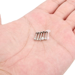 6-teiliges Piercing-Set aus Edelstahl mit Zirkonia und Acrylkugeln in der Hand