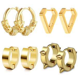 Detailansicht von vier Sätzen von vier Sets goldener Edelstahl-Creolen mit Punk- und Vintage-Designs