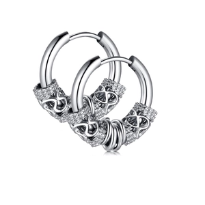 Detailansicht eines silbernen Edelstahl-Ohrrings mit Unendlichkeitssymbol und Metallringen
