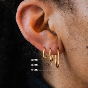 Set mit 6 goldenen Edelstahl Creolen in den Größen 10mm 16mm und 22mm am Model