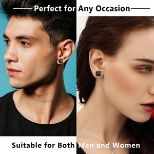 Détail de boucles d'oreilles noires carrées et rondes en zircone portées par des modèles