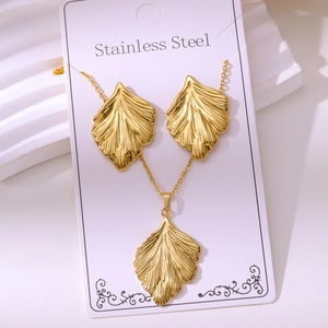 Detail van 18k goud vergulde ginkgo blad sieradenset met een halsketting en oorbellen