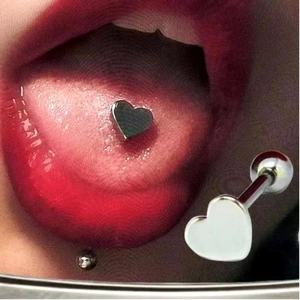 Detailansicht eines herzförmigen Zungenpiercings aus Edelstahl mit Silberglanz-Finish