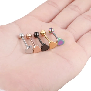 Set aus 5 bunten herzförmigen Zungenringen aus Edelstahl, in der Handfläche präsentiert