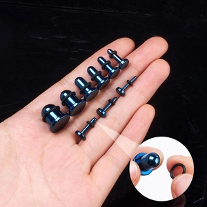 Dettaglio macro di dilatatori auricolari blu in acciaio con anelli in gomma di fissaggio