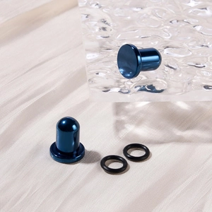 Dettaglio dei dilatatori in acciaio inossidabile blu lucido con o-ring neri