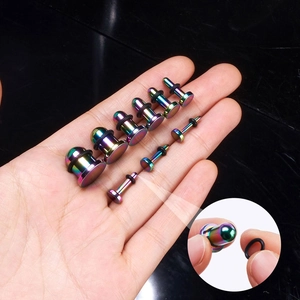 Dettaglio di espansori per orecchie arcobaleno con anelli in gomma nera in acciaio inox