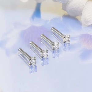 Set de 4 piercings de nariz en acero inoxidable con circonita cuadrada y fondo degradado