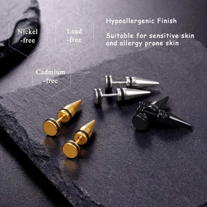 Vue détaillée de trois paires de boucles d'oreilles punk à pointes en or, argent et noir