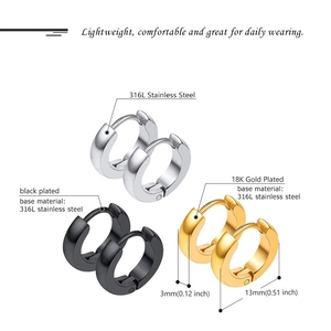 Vue détaillée des boucles d'oreilles huggie en acier 316L en finitions acier, or et noir