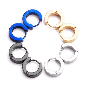 Set aus vier Paar breiten Klappcreolen in Schwarz, Gold, Silber und Blau im Detail