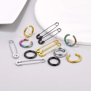 Détail de boucles d'oreilles épingle à nourrice et créoles en acier argent, or, noir et arc-en-ciel