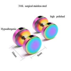 Makroaufnahme von regenbogenfarbenen PVD-beschichteten Hantel-Ohrsteckern aus 316L Stahl