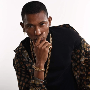 Détail d'un mannequin portant un ensemble de bijoux hip-hop dorés avec chaînes