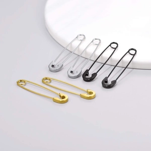 Trois paires de boucles d'oreilles épingle de nourrice en acier doré, argent et noir