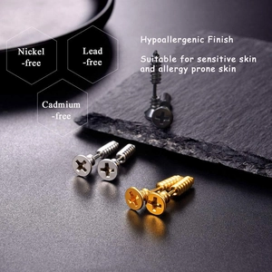 Boucles d'oreilles en acier inoxydable en forme de vis sur fond de pierre