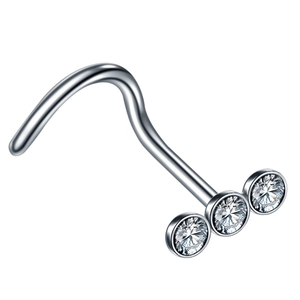 Nahaufnahme von L-förmigem Nasenstecker aus Silber mit drei funkelnden Zirkonia-Steinen