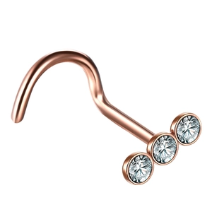 Makroaufnahme von roségoldenem L-Nasenstecker mit drei klauenbesetzten Zirkonia-Steinen